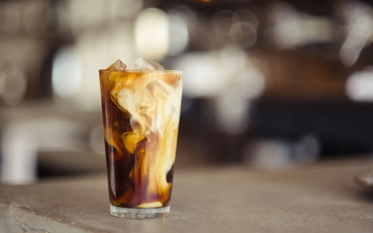 Cold brew & café frappé maison : réussir son café froid cet été